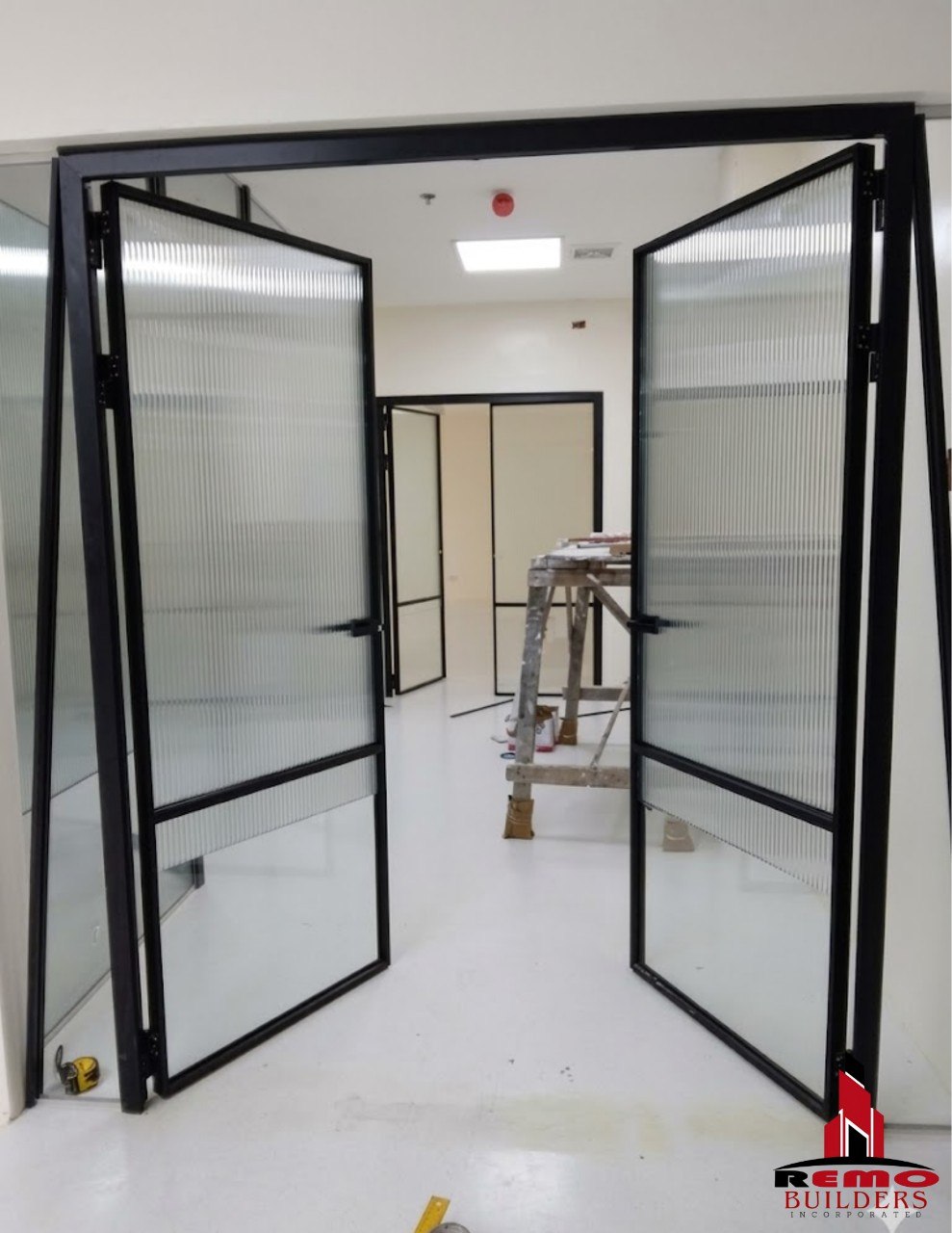 Alluminum Matte Black 75 Series Single and Double Swing Door with 10MM Clear Glass and Corrugated Sticker
